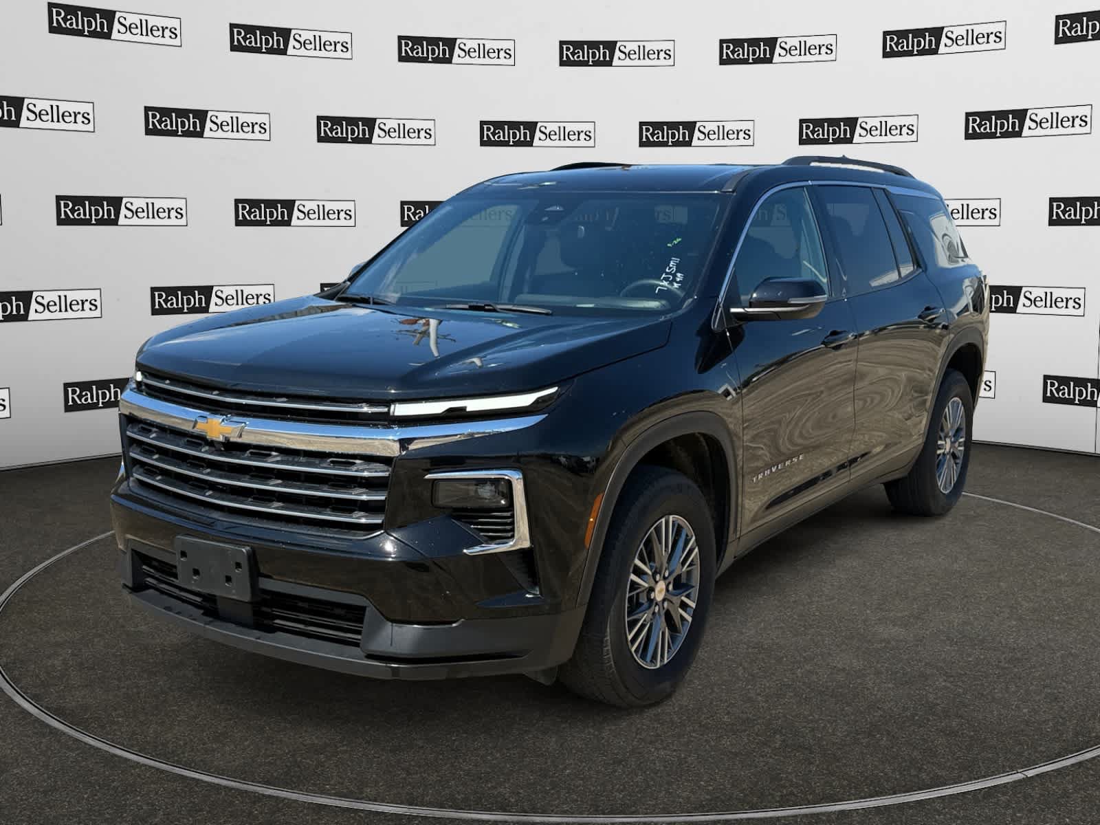 Used 2026 Chevrolet Traverse LT AWD/4WD image 2