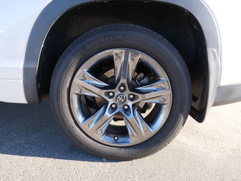 Used 2017 Toyota Highlander Limited Platinum image 12