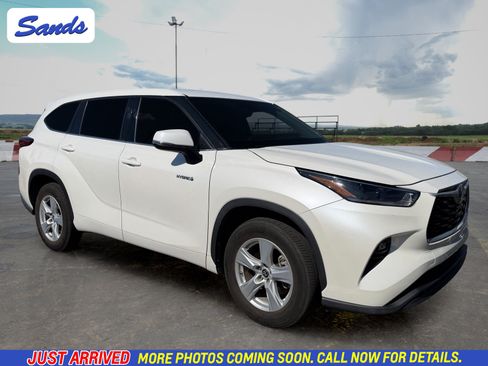 Used 2021 Toyota Highlander LE FWD image 1