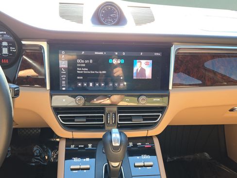 Used 2022 Porsche Macan image 16