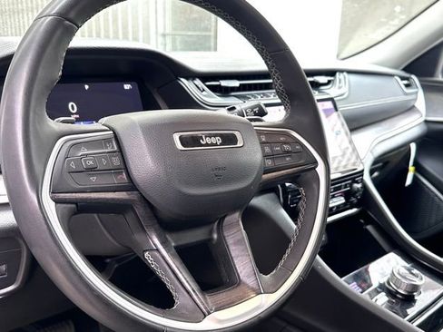 Used 2023 Jeep Grand Cherokee Limited w/ Black Appearance Package image 10