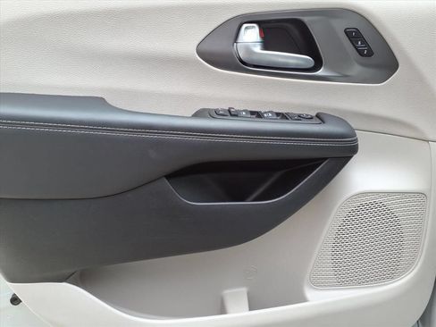 Used 2024 Chrysler Pacifica Touring-L FWD image 10