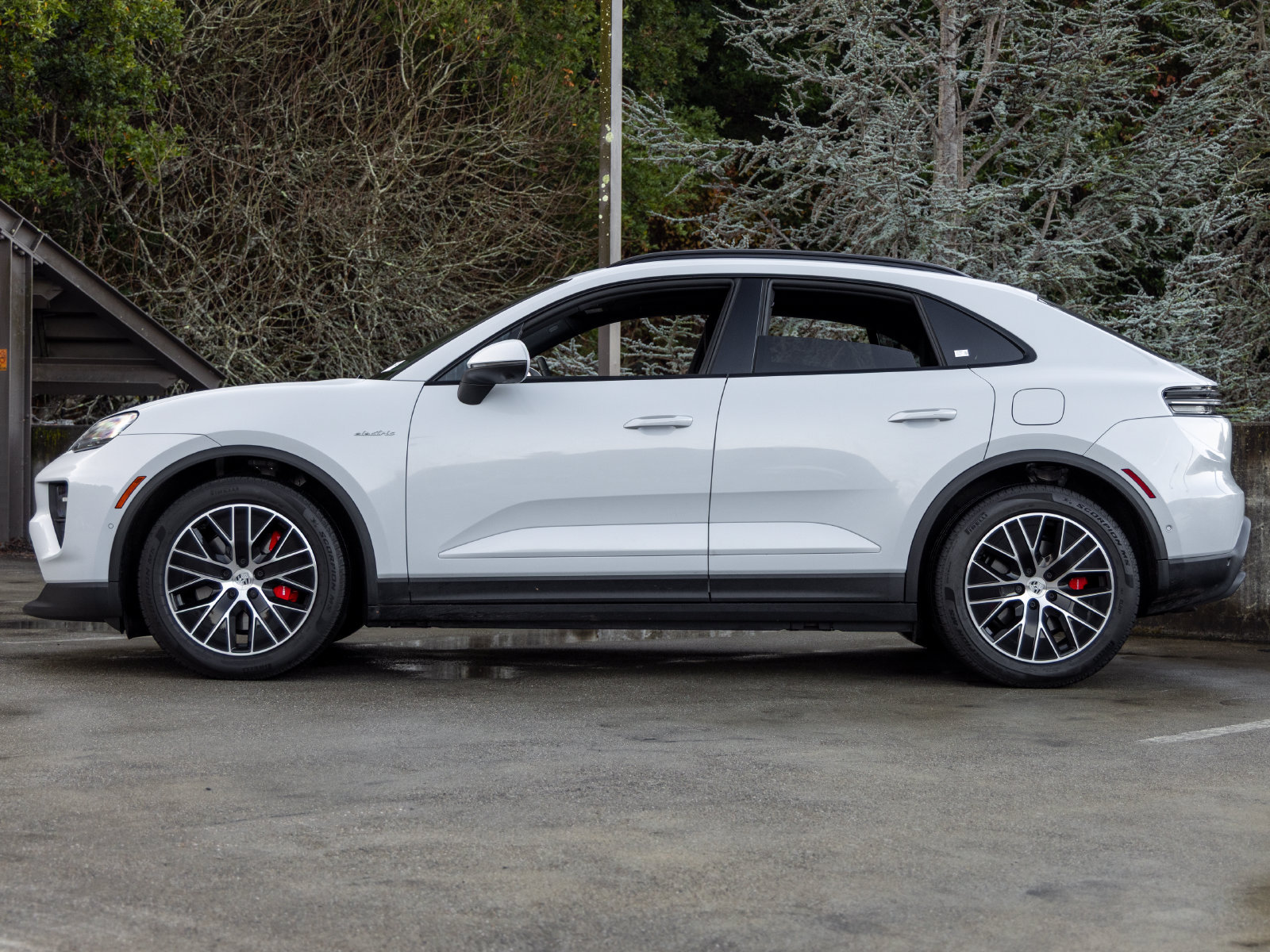 Certified 2025 Porsche Macan 4S Electric AWD/4WD image 2