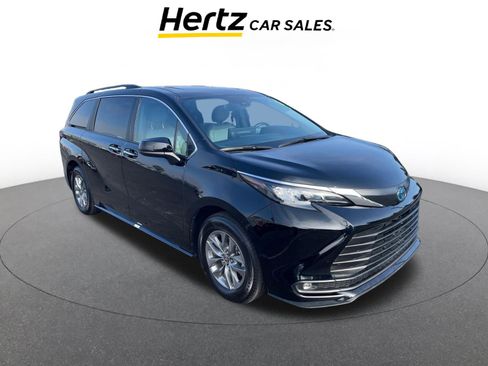 Used 2025 Toyota Sienna XLE image 1