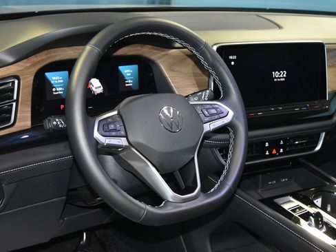 Certified 2025 Volkswagen Atlas SE image 2