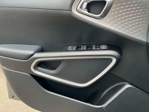 Used 2025 Kia Soul LX w/ LX Technology Package FWD image 18