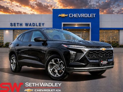 Used 2025 Chevrolet Trax LT FWD image 1