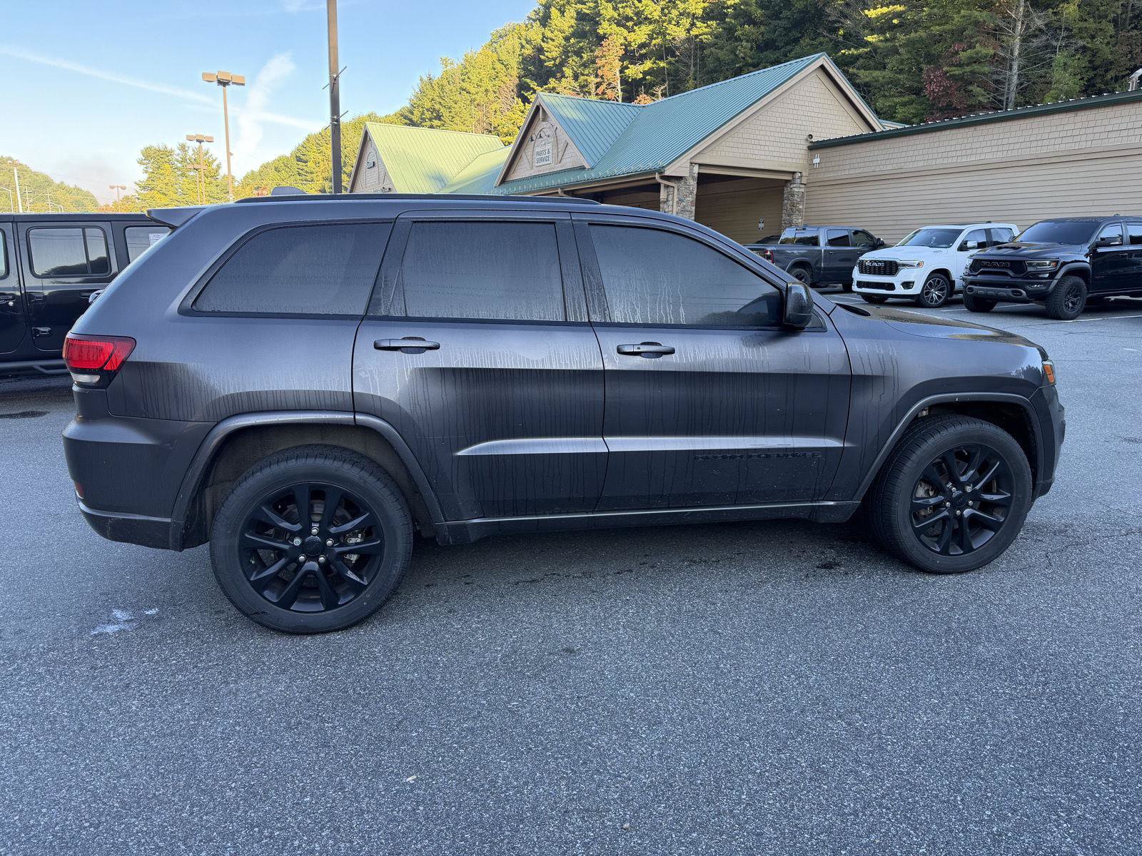 Used 2021 Jeep Grand Cherokee Laredo X AWD/4WD image 5