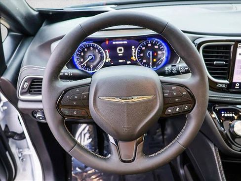 Used 2025 Chrysler Pacifica Limited image 13