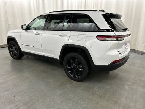 Used 2024 Jeep Grand Cherokee Altitude AWD/4WD image 3