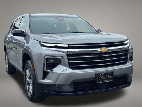 Used 2025 Chevrolet Traverse LT image 8