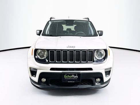Used 2022 Jeep Renegade Latitude AWD/4WD image 2