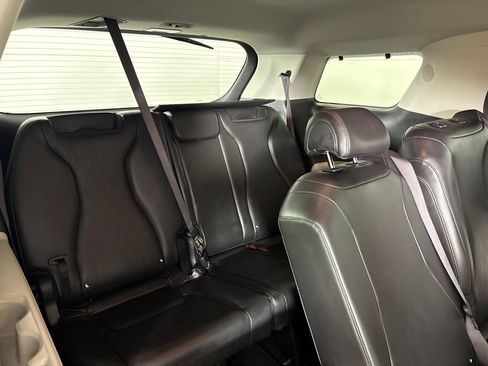 Used 2023 Kia Carnival EX FWD image 19