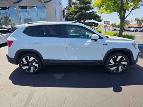 Used 2024 Volkswagen Taos SEL AWD/4WD image 2