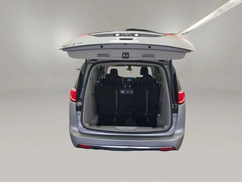 Used 2019 Chrysler Pacifica Touring-L FWD image 23