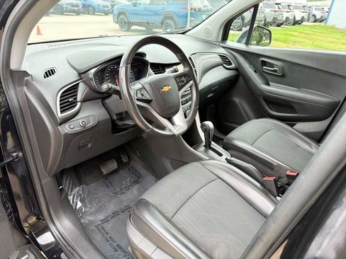 Used 2019 Chevrolet Trax LT w/ LT Convenience Package FWD image 2
