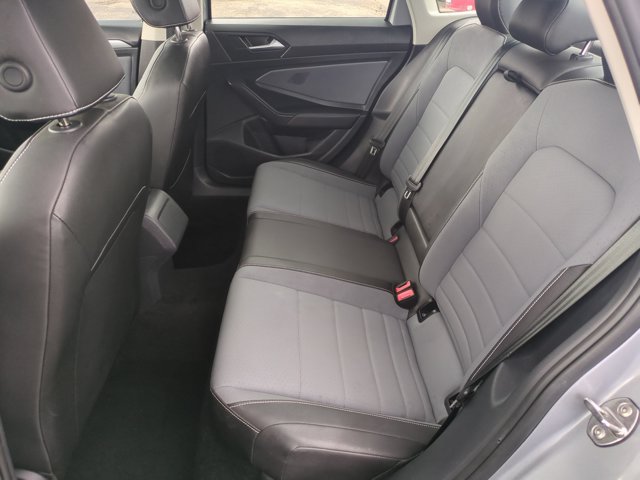 Used 2025 Volkswagen Jetta SE FWD image 17