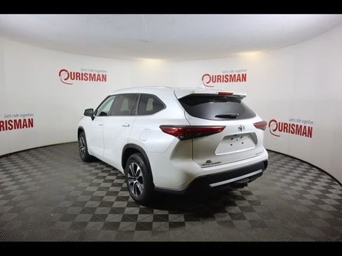 Used 2023 Toyota Highlander XLE AWD/4WD image 6