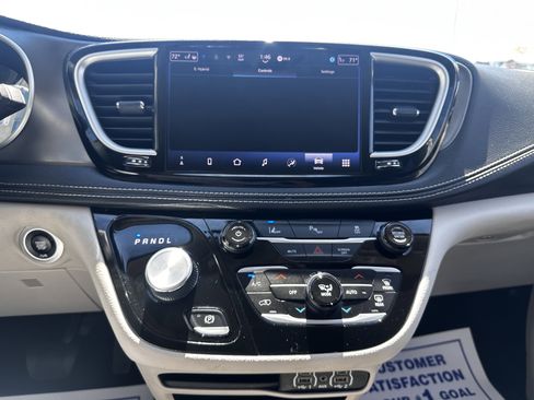Used 2024 Chrysler Pacifica Limited FWD image 16
