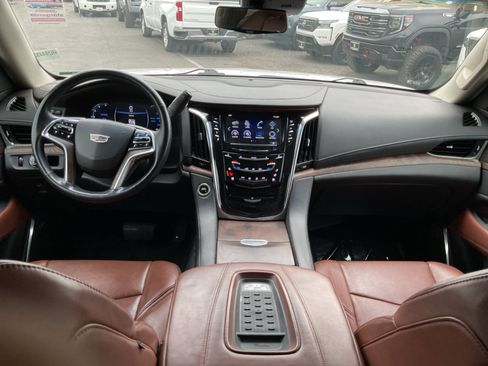Used 2017 Cadillac Escalade Premium Luxury RWD image 17