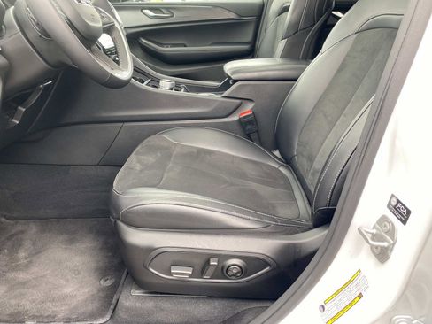 Certified 2025 Jeep Grand Cherokee Altitude image 22