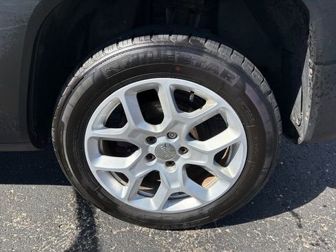 Used 2015 Jeep Renegade Latitude AWD/4WD image 19