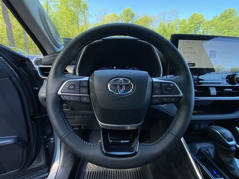 Used 2026 Toyota Highlander Limited AWD/4WD image 48