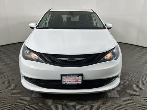 Used 2021 Chrysler Voyager L FWD image 6