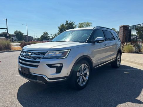 Used 2018 Ford Explorer Limited w/ Equipment Group 301A FWD image 3