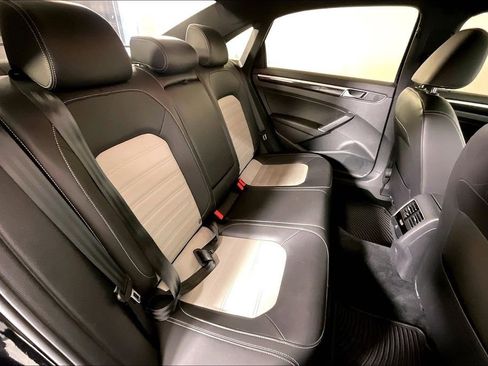 Used 2018 Volkswagen Passat 3.6 image 38