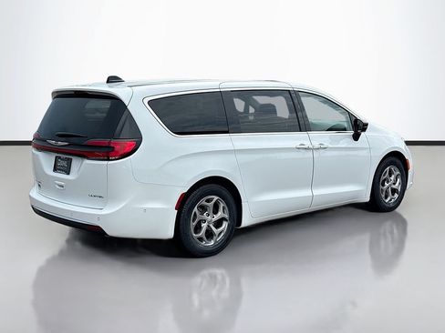 Used 2024 Chrysler Pacifica Limited FWD image 13