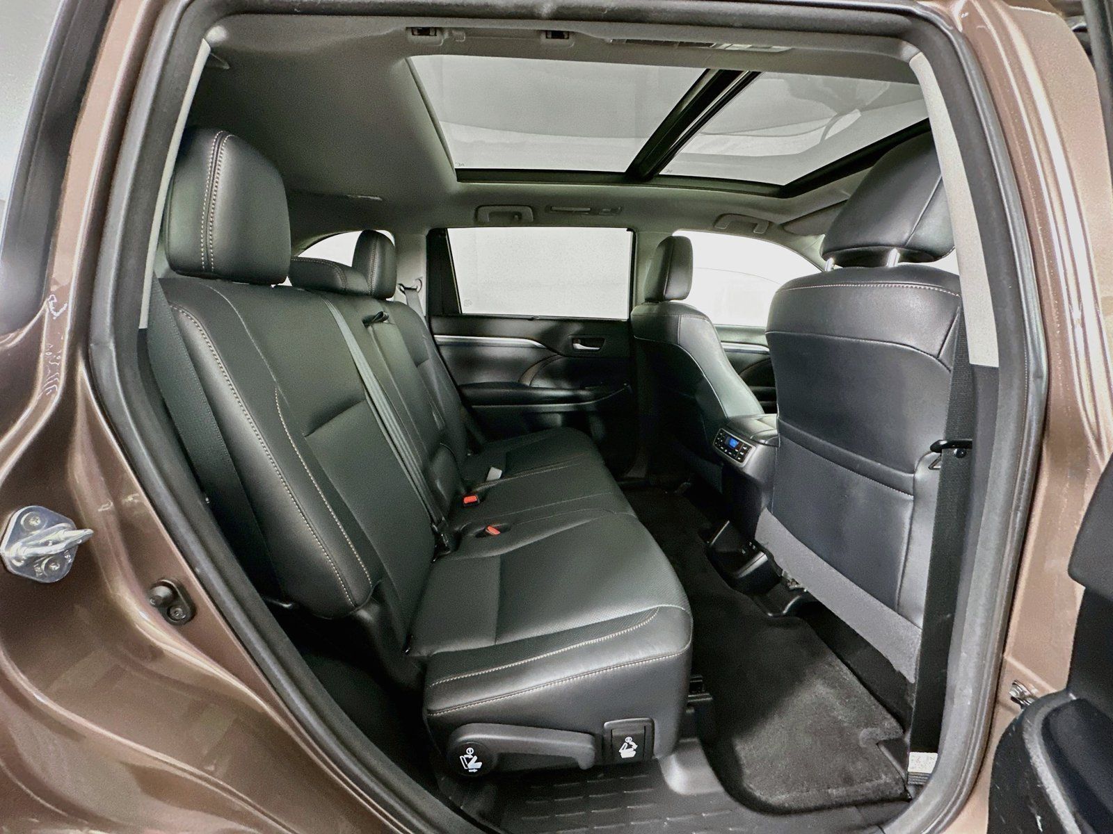 Used 2017 Toyota Highlander Limited Platinum FWD image 30