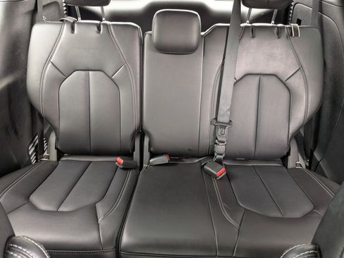 Used 2025 Chrysler Pacifica Select image 26