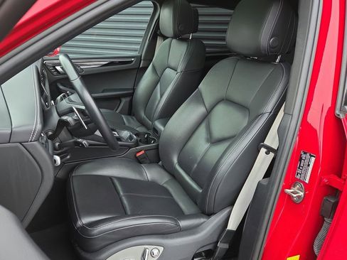 Certified 2022 Porsche Macan image 5