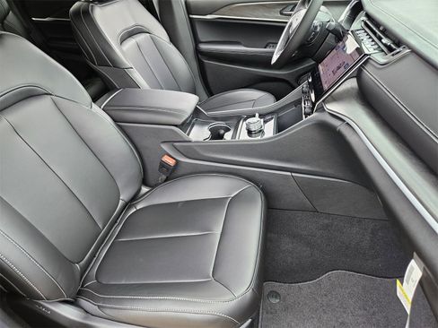 New 2025 Jeep Grand Cherokee Limited w/ Black Appearance Package image 16