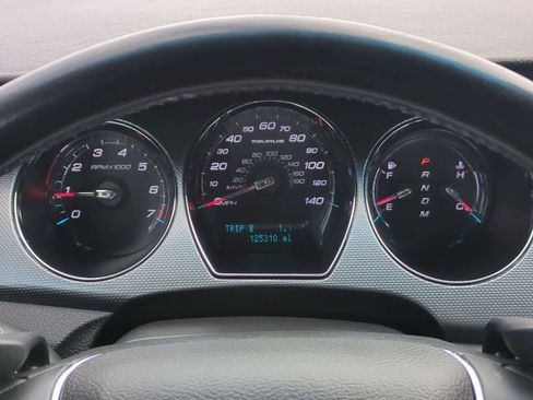 Used 2010 Ford Taurus SEL image 31