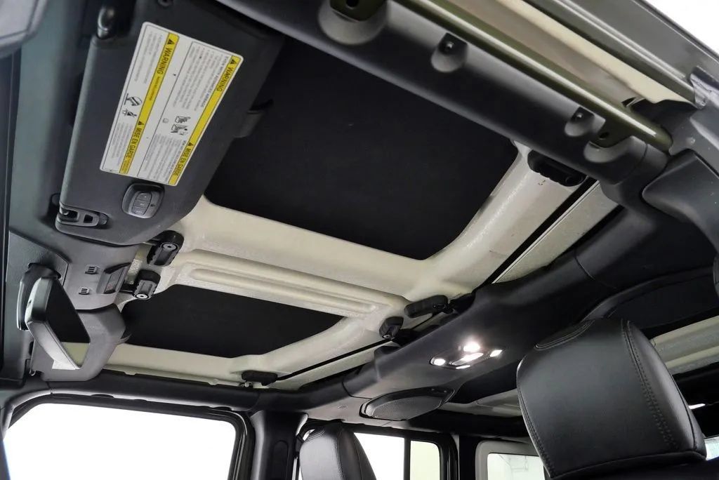 Used 2022 Jeep Wrangler Unlimited Sahara AWD/4WD image 32