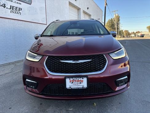 Used 2022 Chrysler Pacifica Limited image 3
