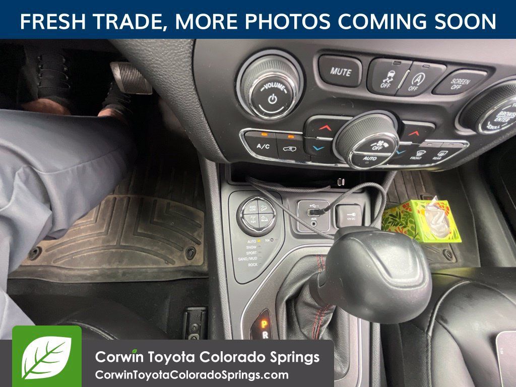 Used 2019 Jeep Cherokee Trailhawk w/ Comfort/Convenience Group AWD/4WD image 16