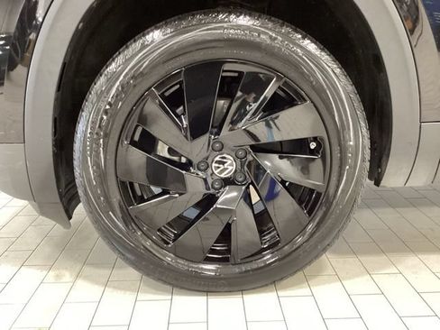 Certified 2024 Volkswagen Atlas Cross Sport SE AWD/4WD image 23