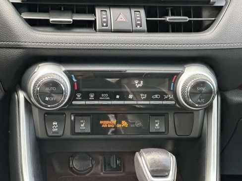 Used 2019 Toyota RAV4 Limited image 13