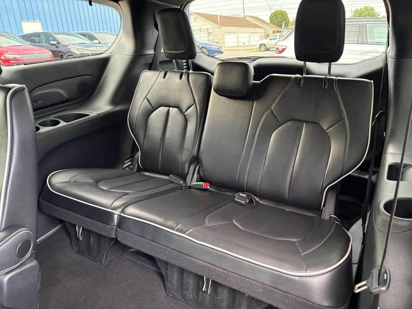 Used 2025 Chrysler Pacifica Limited FWD image 32