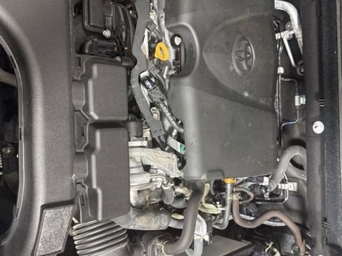 Used 2021 Toyota RAV4 LE image 9