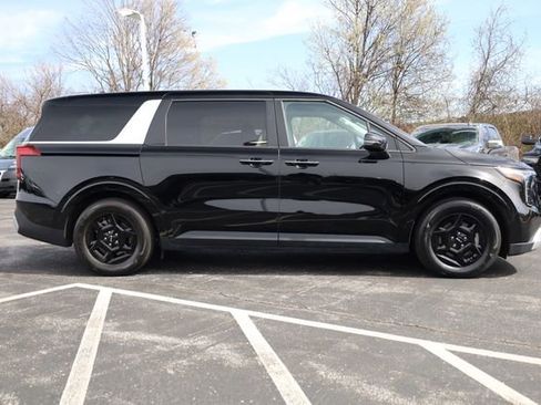 Certified 2025 Kia Carnival image 4