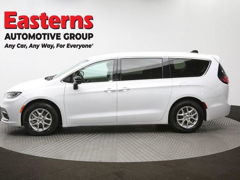 Used 2024 Chrysler Pacifica Touring-L image 58