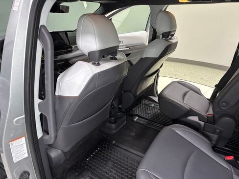 Used 2021 Toyota Sienna XSE FWD image 25