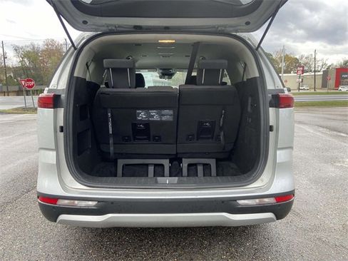 Used 2023 Kia Carnival LX image 6