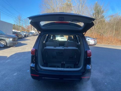 Used 2018 Kia Sedona L image 24
