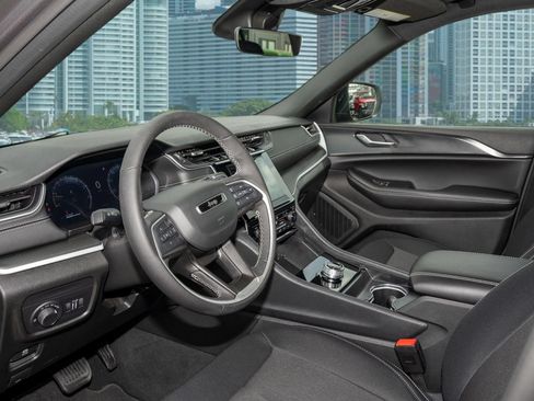 Used 2025 Jeep Grand Cherokee Laredo w/ Luxury Tech Group I RWD image 15