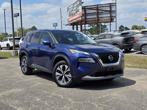 Used 2022 Nissan Rogue SV image 2